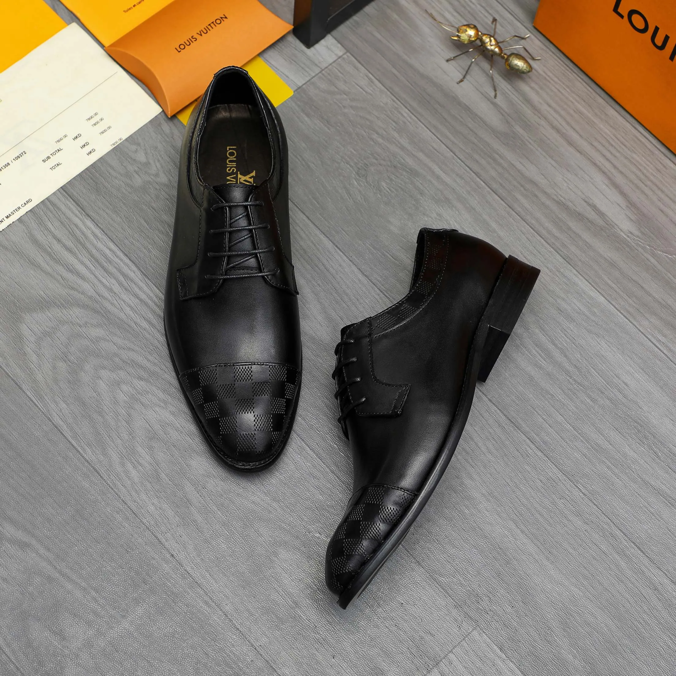 Men's shoes 💰p460 Product trademark: LV (Louis Vuitton) business lace-up leather shoes True size: 39-44 Product material: Selected cowhide stitching classic embossed upper, cowhide lining, original rubber outsole